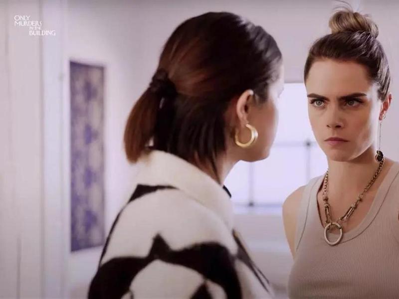 Кадр с Карой Делевинь из второго сезона «Убийств в одном здании»