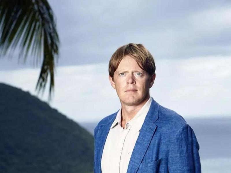 Канал BBC запускает в работу спин-офф «Смерти в раю» — «За границей рая», посвященный полицейскому детективу Хэмфри Гудману (Крис Маршалл), покинувшему остров Сент-Мари несколько сезонов назад