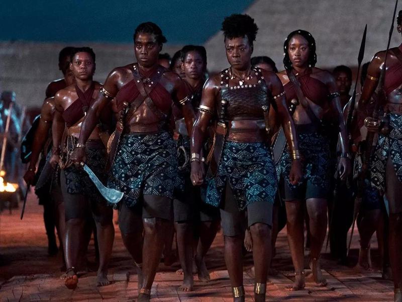 Новый кадр из картины Джины Принс-Байтвуд «The Woman King» с Виолой Дэвис в роли женщины-воительницы