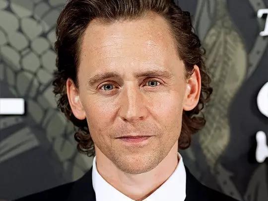 Фото с вчерашнего показа первых серий телеэкранизации романа Сары Перри «Змей в Эссексе» от Apple TV с участием Тома Хиддлстона и Клэр Дейнс