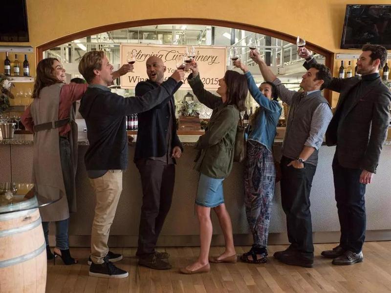 Netflix продлил комедию «Friends From College» на второй сезон