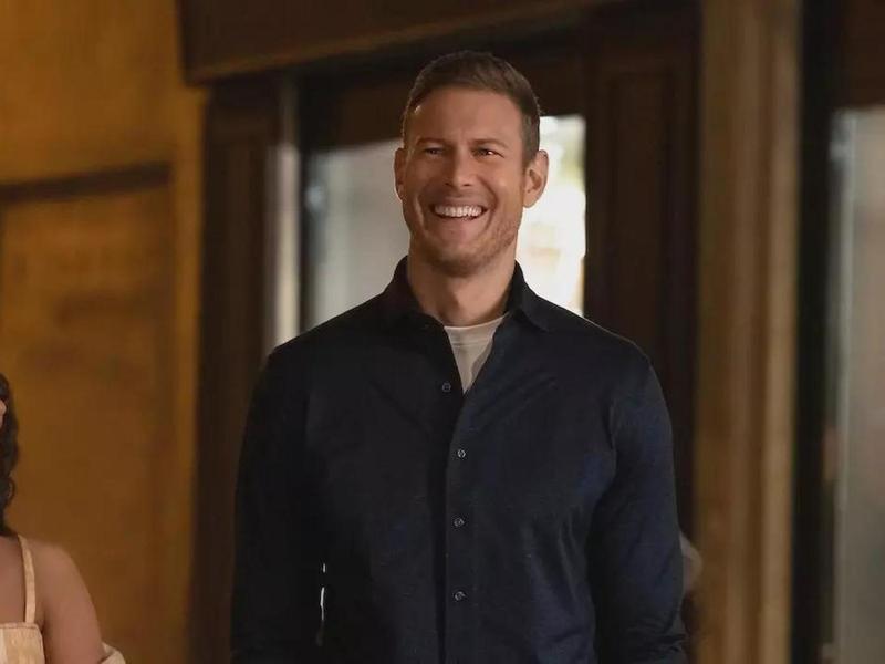 Том Хоппер (Академия Амбрелла) и Кэт Грэм (Дневники вампира) в ромкоме «Любовь на вилле» от Netflix