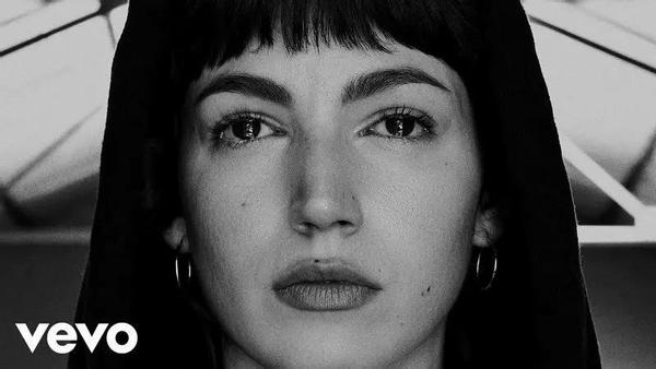 Урсула Корберо в новом клипе J Balvin