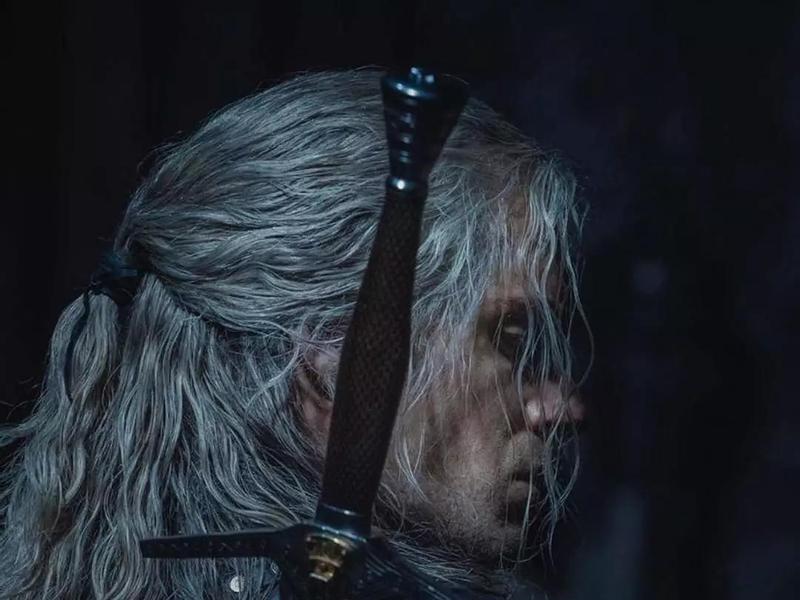 Генри Кавилл в новой броне на съемках второго сезона «Ведьмака»