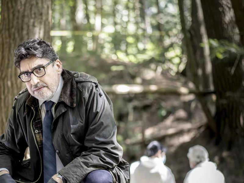 Альфред Молина сыграет инспектора Армана Гамаша в телеэкранизации книги Луизы Пенни «Три сосны» на стриминговой платформе Amazon