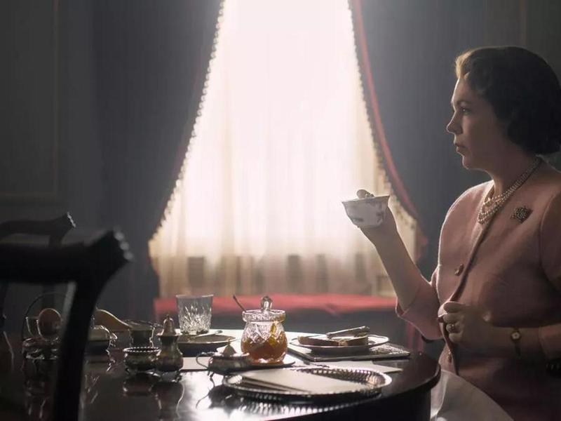 Новая Елизавета II (Оливия Колман) в третьем сезоне «The Crown»