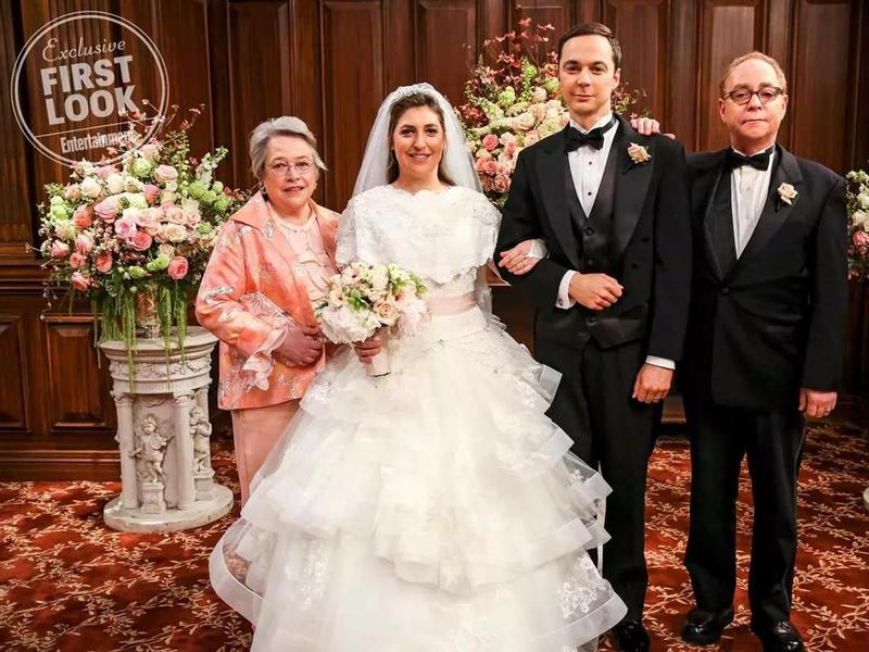 Кадр со свадьбы Шелдона и Эми из финала 11 сезона «The Big Bang Theory»