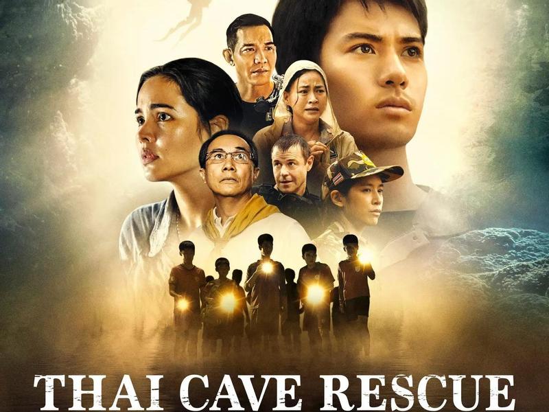 Кадры из сериала Netflix «Спасение из тайской пещеры» об операции по спасению футбольной команды подростков и их тренера из подземных затопленных пещер в Таиланде