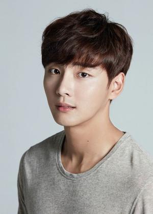 Yoon Shi Yoon