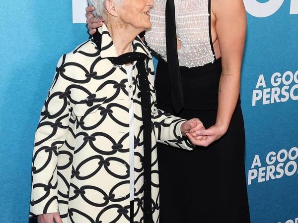 Флоренс Пью со своей бабушкой на премьере фильма «A Good Person»