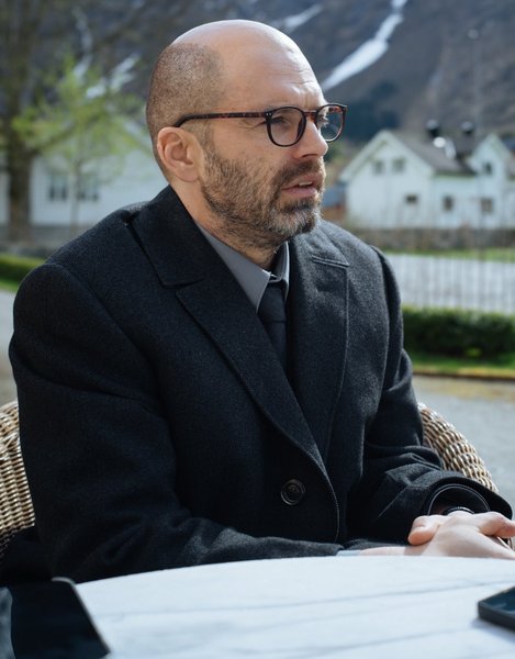 Новые кадры с Себастьяном Стэном из фильма Кристиана Мунджиу «Фьорд»