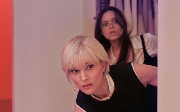 Первый кадр из картины Кэти Ян «Галеристка» с Натали Портман и Дженной Ортегой