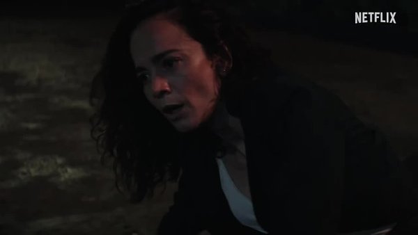 Отрывок из выходящего завтра на Netflix восьмисерийного ремейка боевика «Гнев» 2004 года с Дензелом Вашингтоном и юной Дакотой Фаннинг