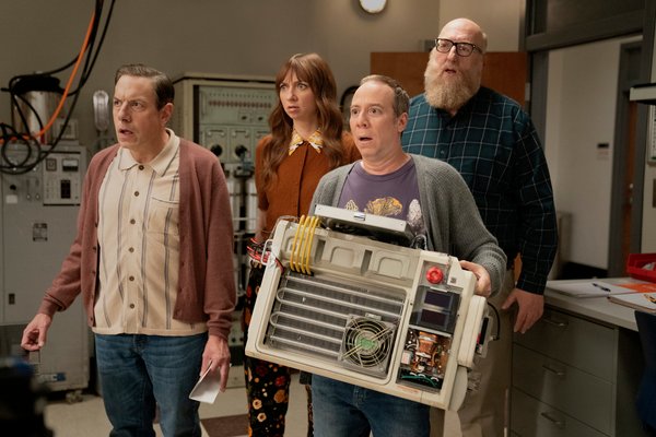 Новые кадры из спин-оффа «Теории большого взрыва» -«Стюарт не сможет спасти вселенную»