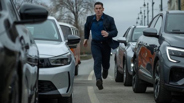 Кадры из боевика Сэма Харгрейва «Спичечный коробок» от Apple TV с участием Джона Сины, Джессики Бил, Сэма Ричардсона и Тейоны Пэррис